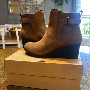 UGG W Indra wedge booties